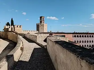 Adarve o camino situado en lo alto de la muralla de la Alcazaba, con la torre de Espantaperros.