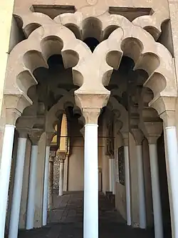 Arcos polilobulados entrelazados en la Alcazaba de Málaga (España, siglo XI)