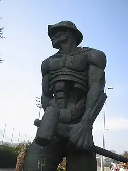 Alegoría de la minería, obra del escultor cántabro Jesús González de la Vega, en Torrelavega.