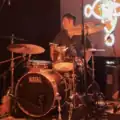 Alex Baum batería y percusión (2022-presente)