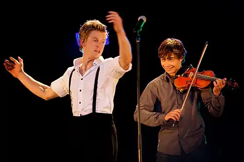 Aquí esta tocando el violín como un profesional