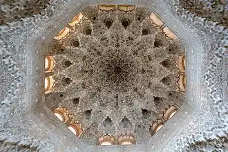 Cúpula con muqarnas en el patio de los Leones en la Alhambra, Granada (siglo XIV, época nazarí)
