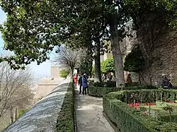 Jardín de los adarves, a lo largo de la muralla sur de la Alcazaba.