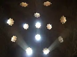 Claraboyas en forma de estrella de ocho puntas en uno de los baños de la Alhambra.
