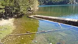 Aliviadero del embalse con patentes signos de deterioro