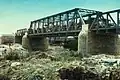 Puente de mayor tamaño construido en los años 1930 junto al original, que se puede apreciar al fondo.