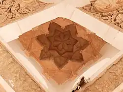 Una de las pequeñas cúpulas con mocárabes de las cuatro esquinas.