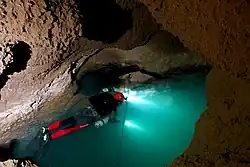 Espeleobuceo realizado en un cenote.