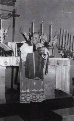 Vista del altar mayor de la Parroquia San Miguel Arcángel de Rosario antes de las reformas del 50° aniversario