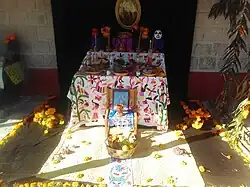 Exhibición de altares en el Centro Cultural del Ferrocarril en Pachuca.