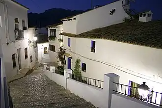 Vista nocturna con escalera empedrada típica en Altea