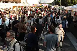Una multitud de personas en una feria.
