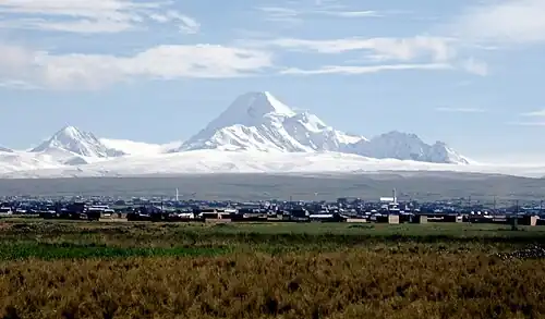 La ciudad de El Alto en Bolivia, con aproximadamente 922 598 habitantes[5]​ es la mayor ciudad del altiplano andino. Al fondo el nevado Huayna Potosí