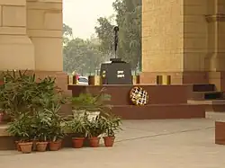 Puerta de la India, en Delhi. Una llama, conocida como Amar Jawan Jyoti ("la llama del soldado inmortal"), se mantiene encendida permanentemente.