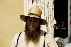 Un hombre amish con sotabarba.