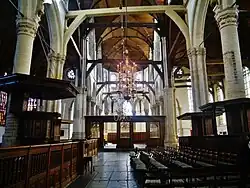 Interior de la Oude Kerk (1402-1460) de Amsterdam, ejemplo de gótico holandés y la mayor bóveda medieval de madera de Europa