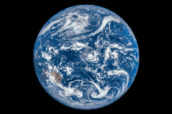 Desde el espacio, la sombra de la Luna durante el eclipse solar del 9 de marzo de 2016 aparece como un punto oscuro moviéndose por la Tierra.