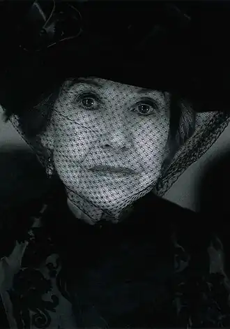 Ana María Ventura como madre de las solteras, en "Doña Rosita la soltera" (2004) de Federico García Lorca