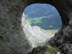 Ojo de Bentanetan y vista desde el mismo.
