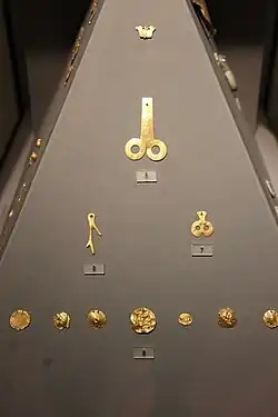 Ornamentos de oro.[23]​