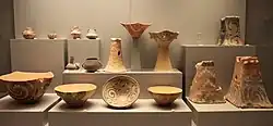 Sesklo y Dímini, Cerámica del Neolítico Tardío 5300-4500 a. C. Galería de Prehistoria Griega, Museo Arqueológico Nacional de Atenas..
