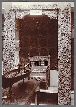 Postes y silla tallados