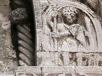 Un bajorrelieve del portal, con la firma del Maestro Leonardo.