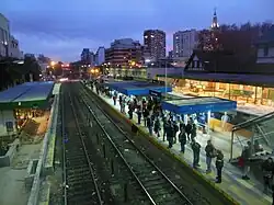 Vista nocturna de los andenes