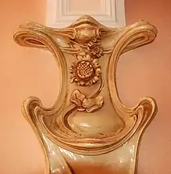 Pilastra en estuco de la Oficina de Turismo de Andennes (Achille Simon)