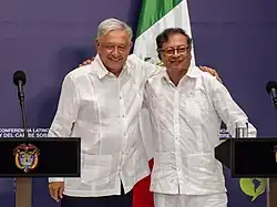 Gustavo Petro con Andrés Manuel López Obrador, presidente de México, en la clausura de la Conferencia Latinoamericana y del Caribe sobre Drogas en Cali, Colombia