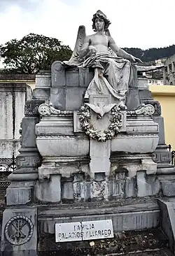 Uno de los mausoleos del cementerio.