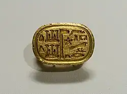 Anillo de sello; 664–525 AC; oro; diámetro: 3 × 3.4 cm; British Museum (Londres)