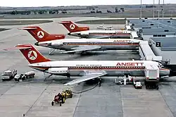 Un McDonnell Douglas DC-9 (al frente), un Boeing 727-200 (detrás) y un Boeing 727-100 (al fondo) de Ansett en el Aeropuerto Internacional Tullamarine de Melbourne (1976)