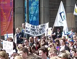Manifestación de los extrabajadores de Ansett frente a la Biblioteca del Estado de Victoria (2001)