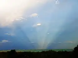 Rayos anticrepusculares frente a la puesta de sol frente a la Costa del Golfo de los Estados Unidos de Florida.