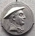 Moneda del rey grecobactriano Antímaco I con el causia macedonio, c.185-170 a. C.