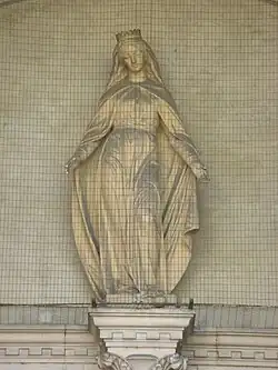 La estatua protegida por una red.[3]​