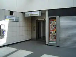 Ascensor hacia el andén a Saint-Rémy-lès-Chevreuse.