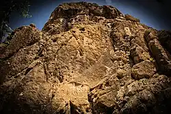 El relieve se encuentra a una altura de 16 metros, en la cima de un acantilado que se eleva sobre el pueblo de Sarpol-e Zahab. A continuación aparece un segundo relieve (relieve de Gotarces II, del Imperio parto).