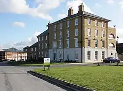 Peverell, Av. East con Woodlands Crescent