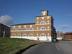 Peverell, Av. West con Peninsula Way