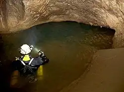 Espeleobuceador pertrechado para franquear un sifón.