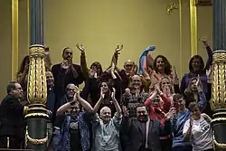 Las activistas están alzando los brazos o llorando de alegría.