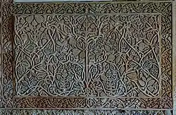 Ataurique en uno de los muros del salón