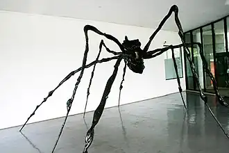 Instalación de Louise Bourgeois en un museo brasileño