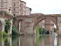 Primer vano en arco de medio punto que se salvaría originalmente mediante un puente levadizo