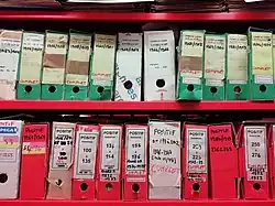 Des classeurs rouges et verts.