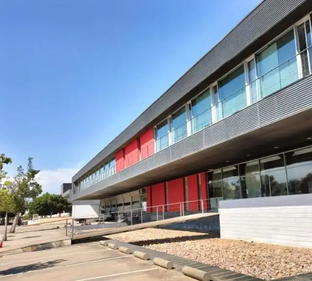 Fachada de la entrada principal del AIG