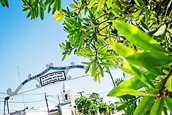 Conmemora el lugar donde se fundó la Colonia San Carlos.