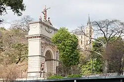 Vista del Arco de la Federación y la Capilla de Lourdes